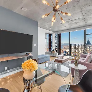 Water Views, 40th Floor Sub-penthouse! Entire In The Heart Of Centre Apartment
